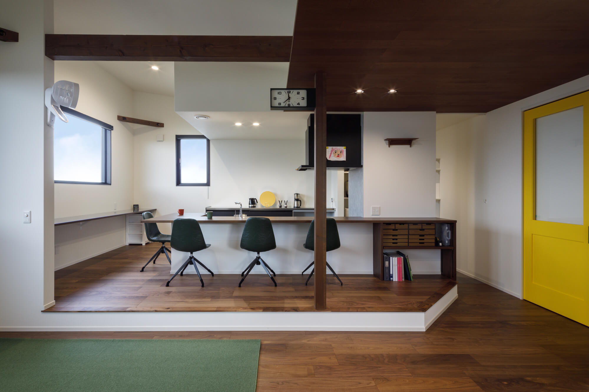 ２階リビングから田園風景を望む住まい。