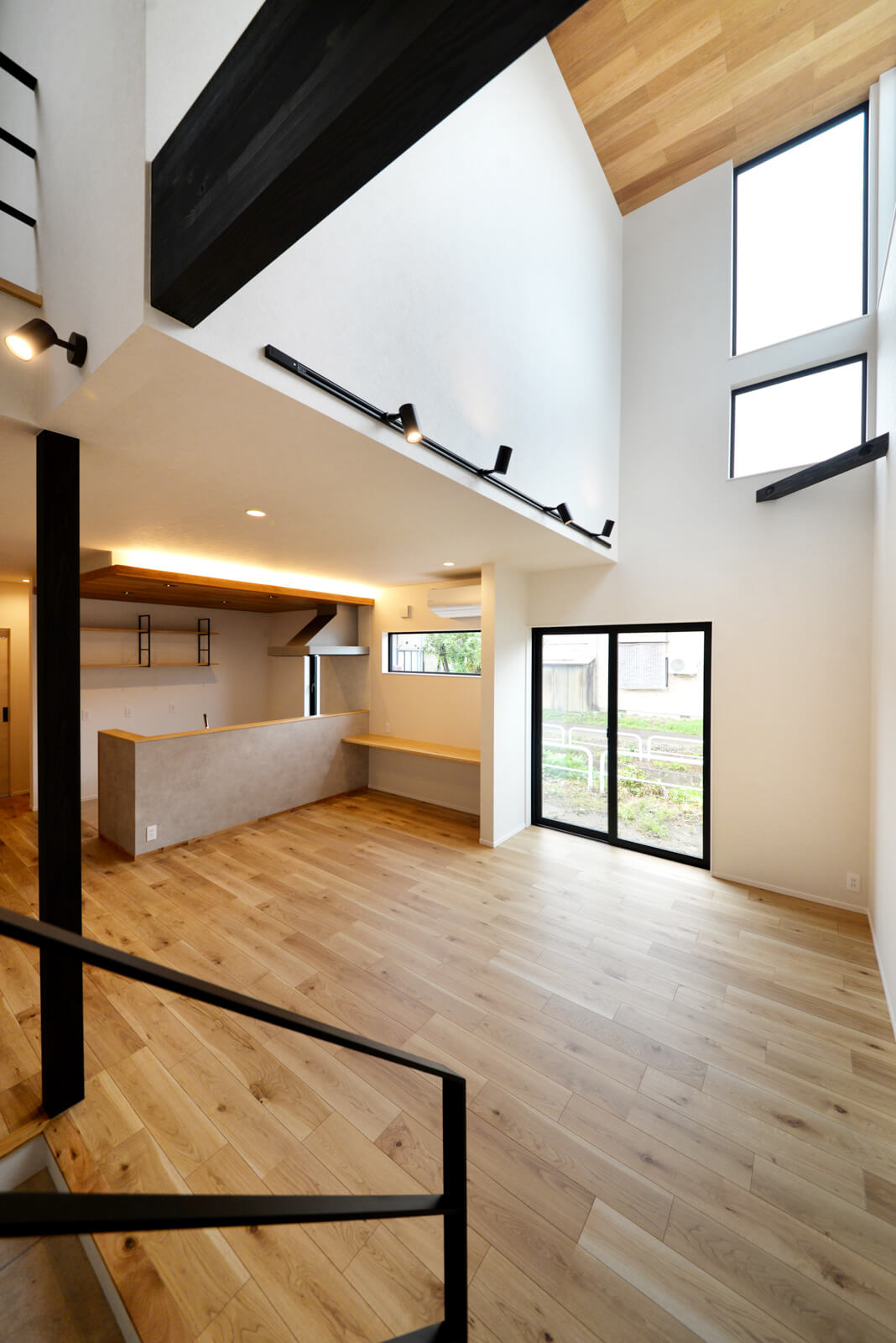 光と無垢とアイアンの調和する住まい